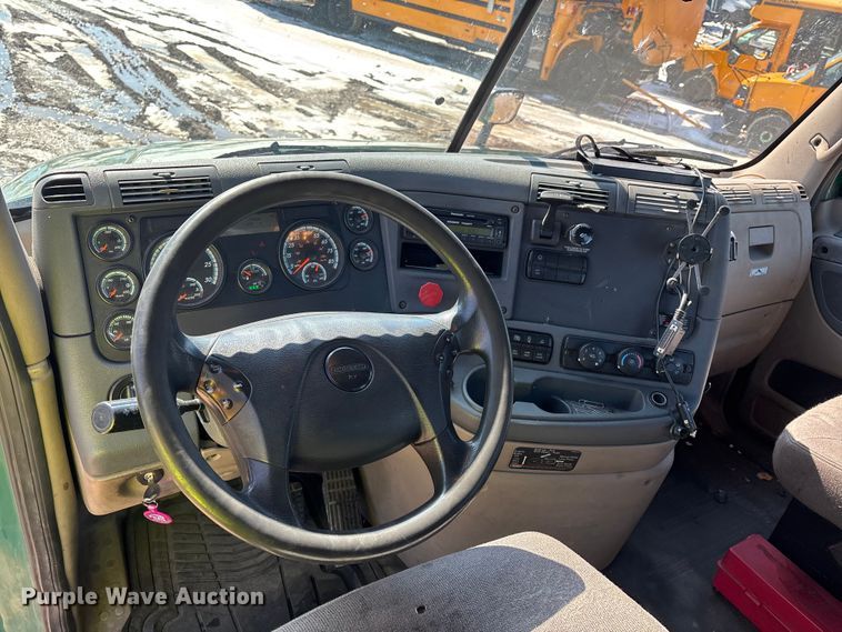 image for item YA2368 2017 Freightliner Cascadia 125 semi truck