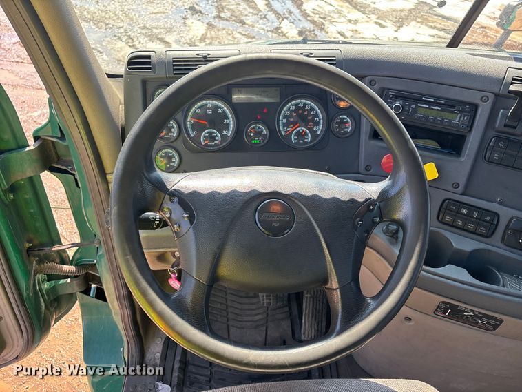 image for item YA2368 2017 Freightliner Cascadia 125 semi truck