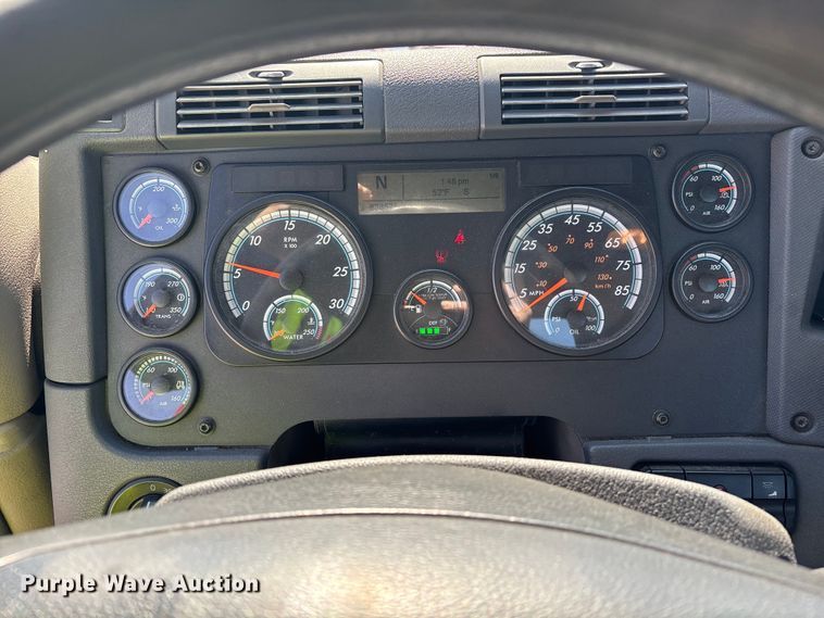 image for item YA2368 2017 Freightliner Cascadia 125 semi truck