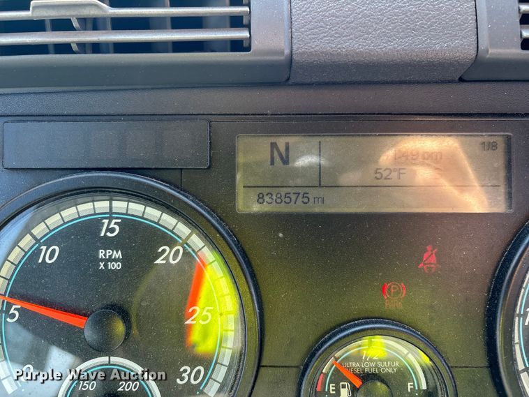 image for item YA2368 2017 Freightliner Cascadia 125 semi truck