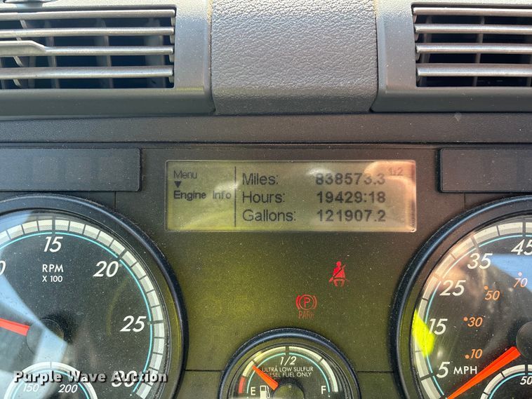 image for item YA2368 2017 Freightliner Cascadia 125 semi truck