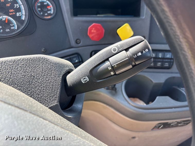 image for item YA2368 2017 Freightliner Cascadia 125 semi truck