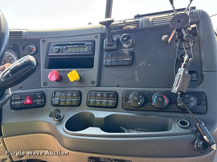 image for item YA2368 2017 Freightliner Cascadia 125 semi truck