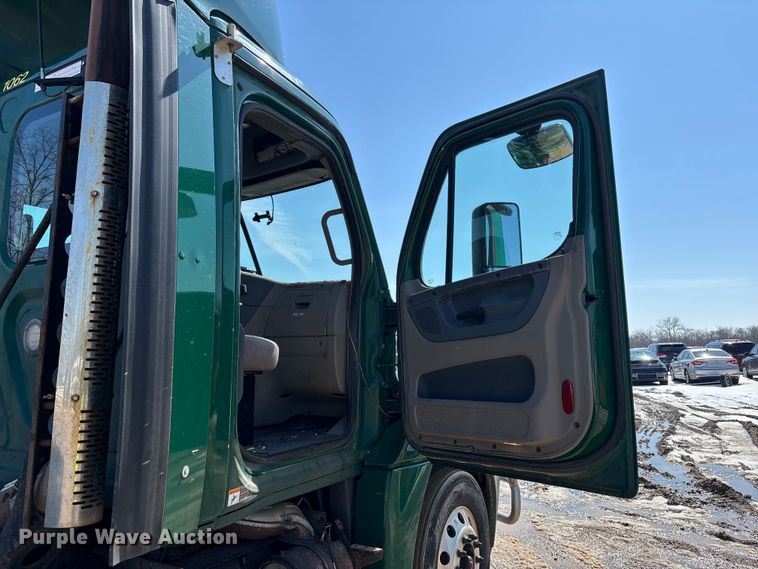 image for item YA2368 2017 Freightliner Cascadia 125 semi truck