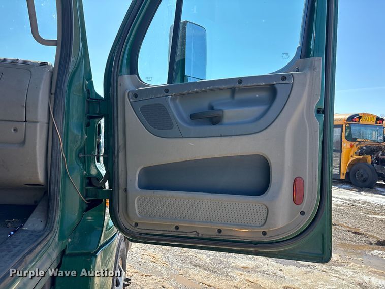 image for item YA2368 2017 Freightliner Cascadia 125 semi truck