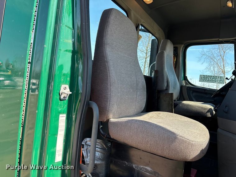 image for item YA2368 2017 Freightliner Cascadia 125 semi truck