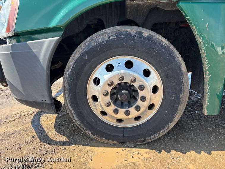 image for item YA2368 2017 Freightliner Cascadia 125 semi truck