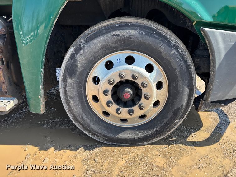 image for item YA2368 2017 Freightliner Cascadia 125 semi truck