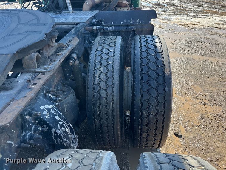 image for item YA2368 2017 Freightliner Cascadia 125 semi truck