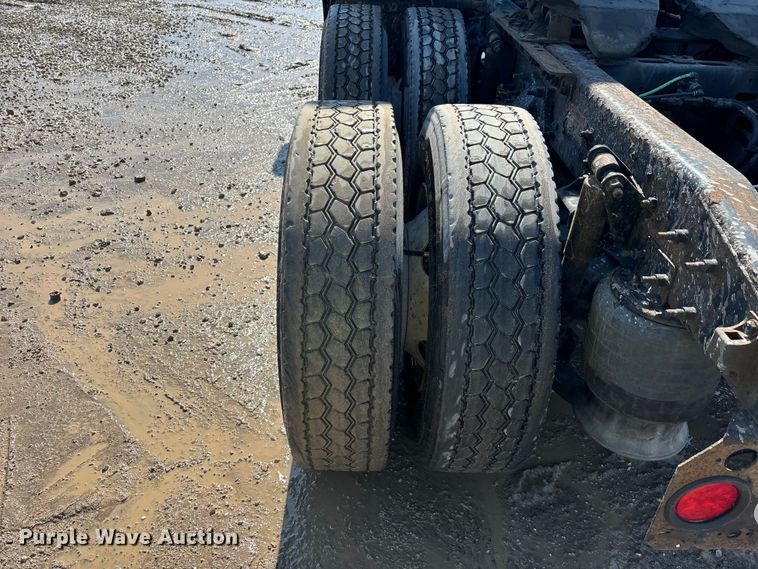 image for item YA2368 2017 Freightliner Cascadia 125 semi truck