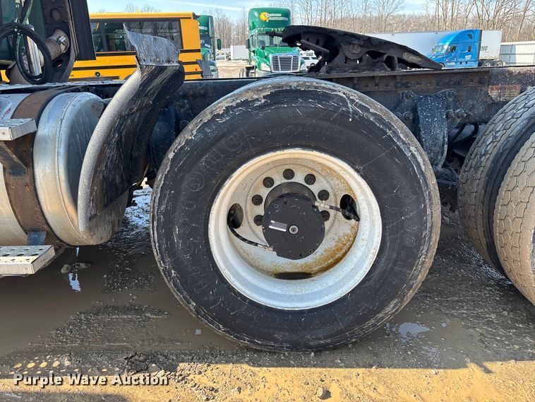 image for item YA2368 2017 Freightliner Cascadia 125 semi truck