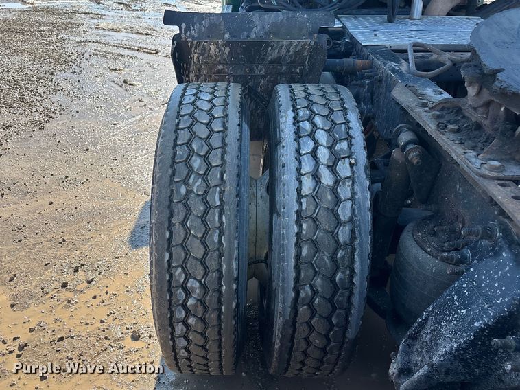 image for item YA2368 2017 Freightliner Cascadia 125 semi truck