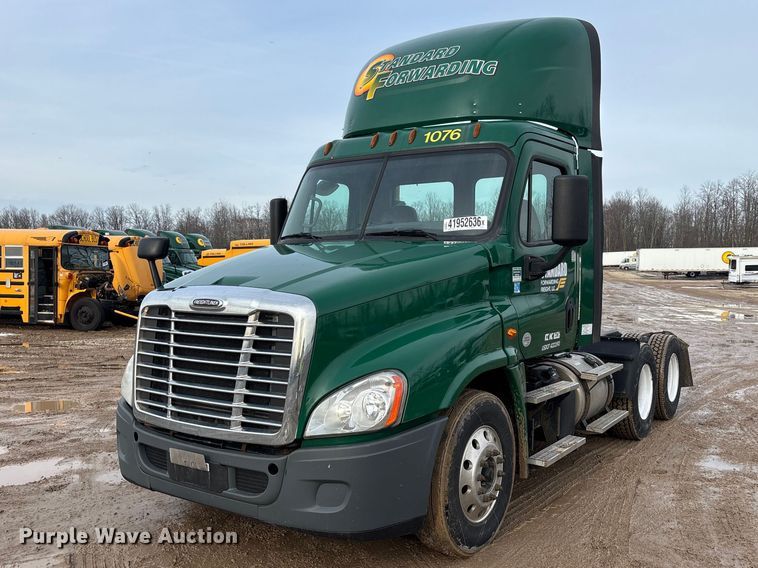 image for item YA2369 2017 Freightliner Cascadia 125 semi truck