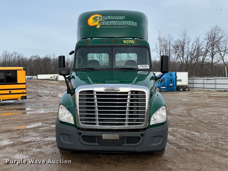 image for item YA2369 2017 Freightliner Cascadia 125 semi truck