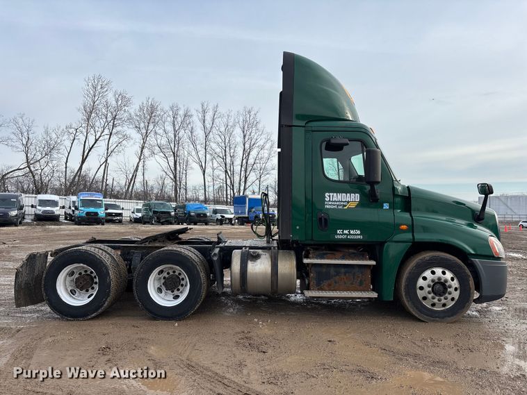 image for item YA2369 2017 Freightliner Cascadia 125 semi truck