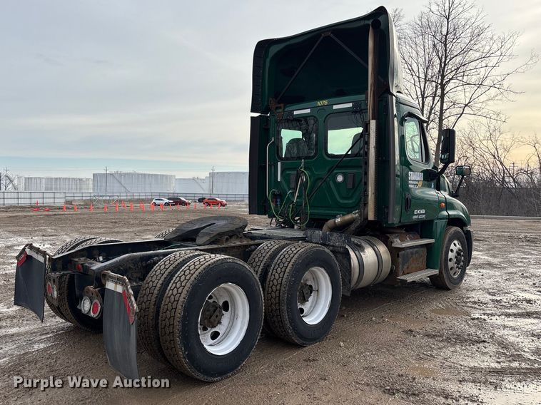 image for item YA2369 2017 Freightliner Cascadia 125 semi truck
