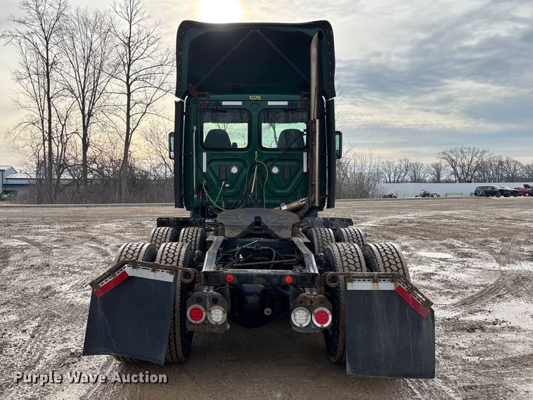 image for item YA2369 2017 Freightliner Cascadia 125 semi truck