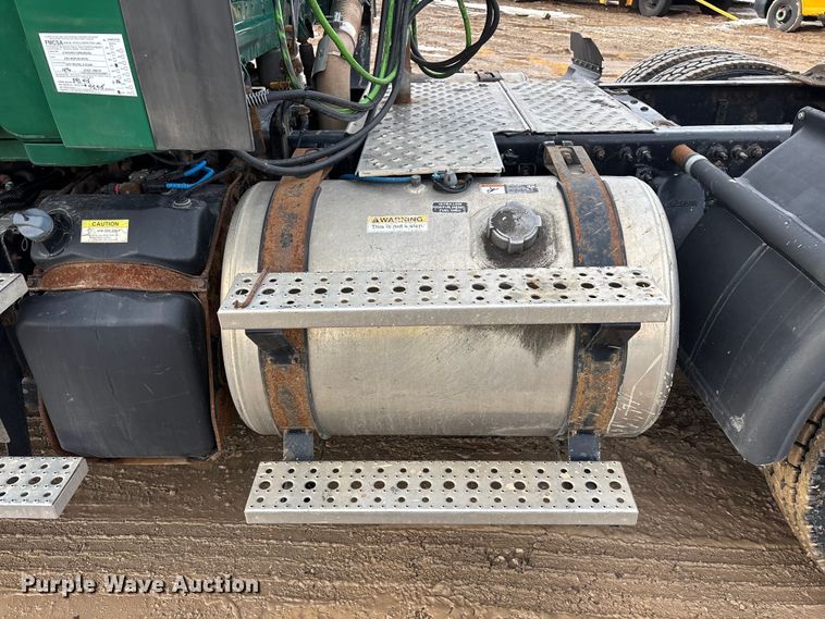 image for item YA2369 2017 Freightliner Cascadia 125 semi truck