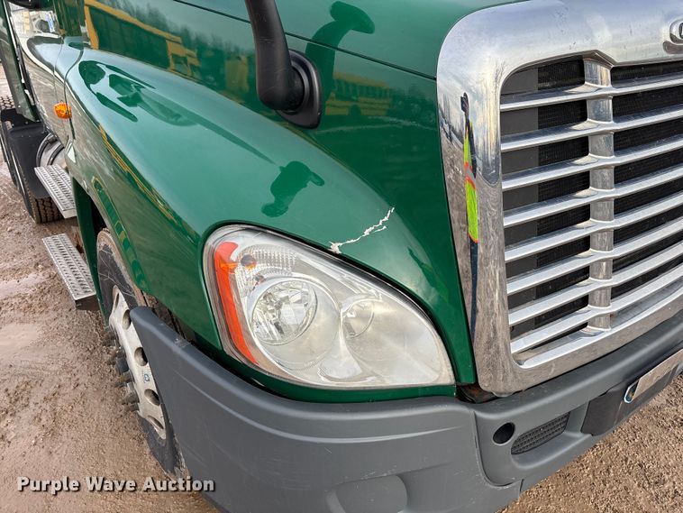 image for item YA2369 2017 Freightliner Cascadia 125 semi truck