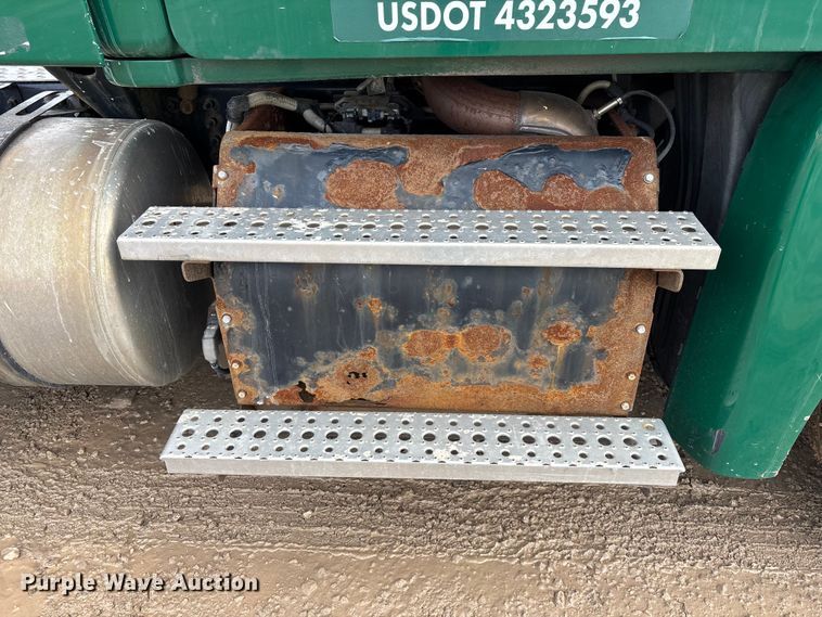 image for item YA2369 2017 Freightliner Cascadia 125 semi truck