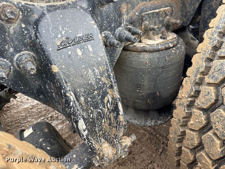 image for item YA2369 2017 Freightliner Cascadia 125 semi truck