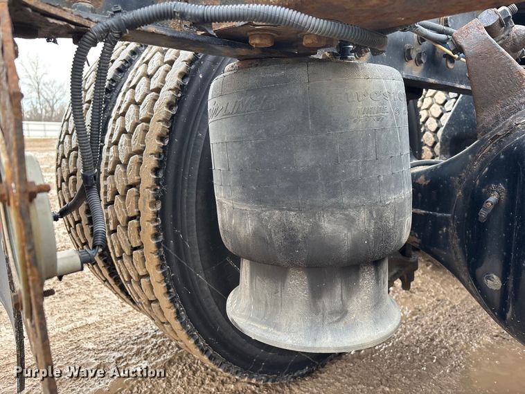 image for item YA2369 2017 Freightliner Cascadia 125 semi truck