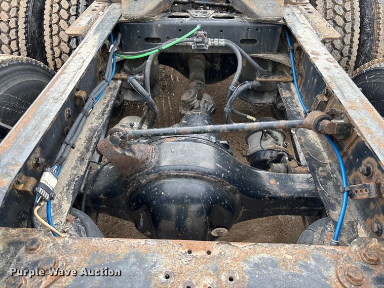 image for item YA2369 2017 Freightliner Cascadia 125 semi truck