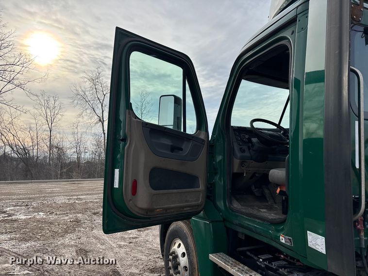 image for item YA2369 2017 Freightliner Cascadia 125 semi truck