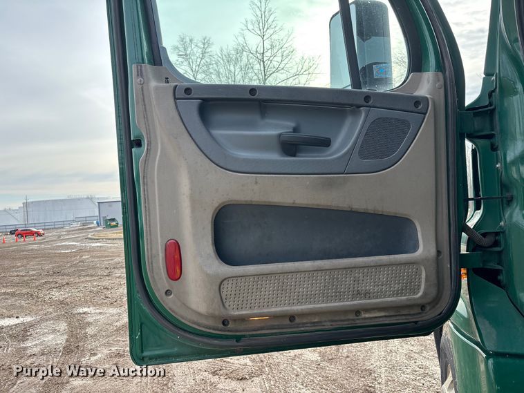 image for item YA2369 2017 Freightliner Cascadia 125 semi truck