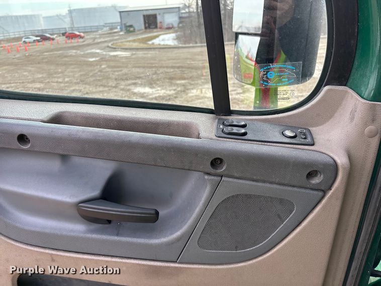 image for item YA2369 2017 Freightliner Cascadia 125 semi truck