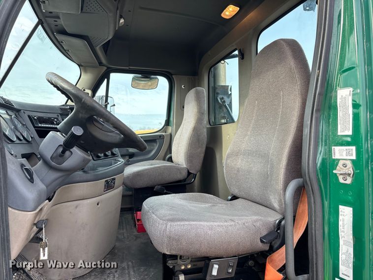 image for item YA2369 2017 Freightliner Cascadia 125 semi truck