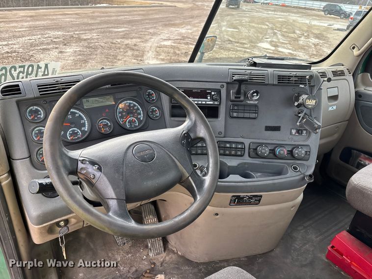 image for item YA2369 2017 Freightliner Cascadia 125 semi truck