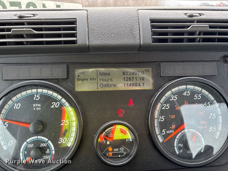 image for item YA2369 2017 Freightliner Cascadia 125 semi truck