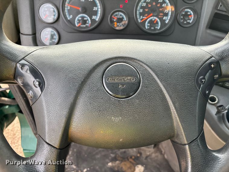 image for item YA2369 2017 Freightliner Cascadia 125 semi truck