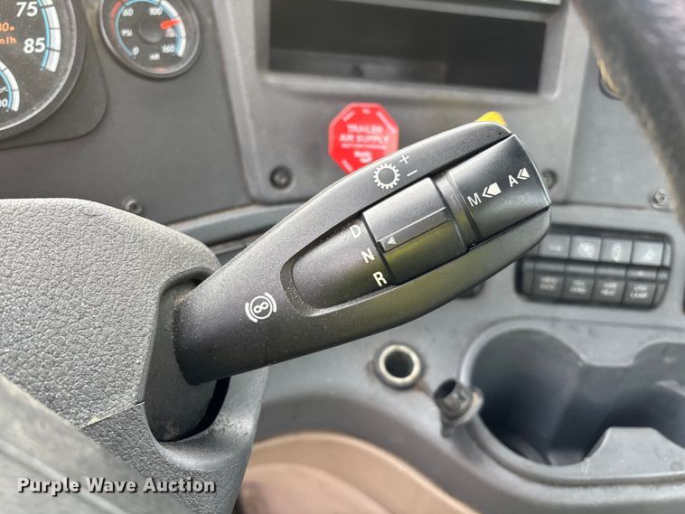 image for item YA2369 2017 Freightliner Cascadia 125 semi truck