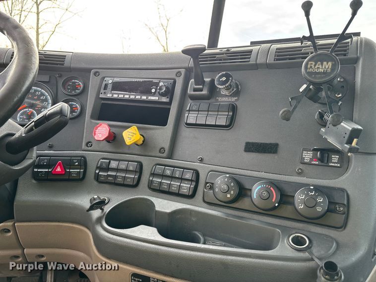 image for item YA2369 2017 Freightliner Cascadia 125 semi truck