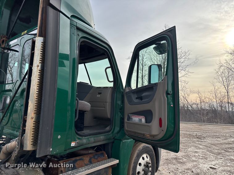 image for item YA2369 2017 Freightliner Cascadia 125 semi truck