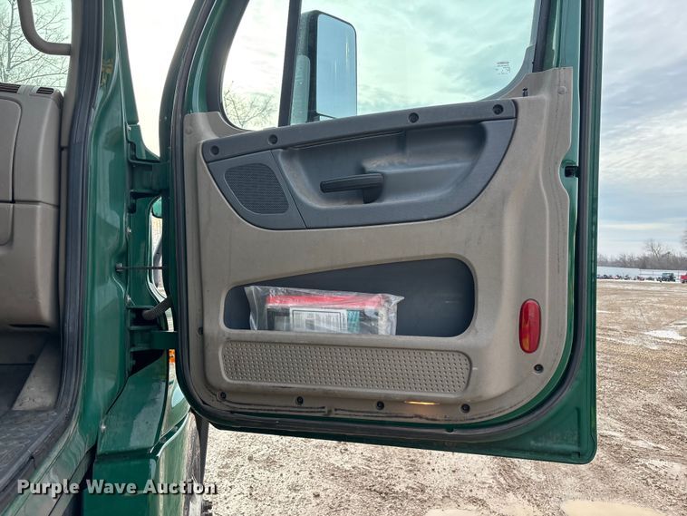 image for item YA2369 2017 Freightliner Cascadia 125 semi truck