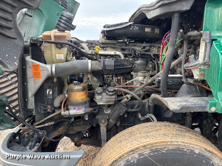 image for item YA2369 2017 Freightliner Cascadia 125 semi truck