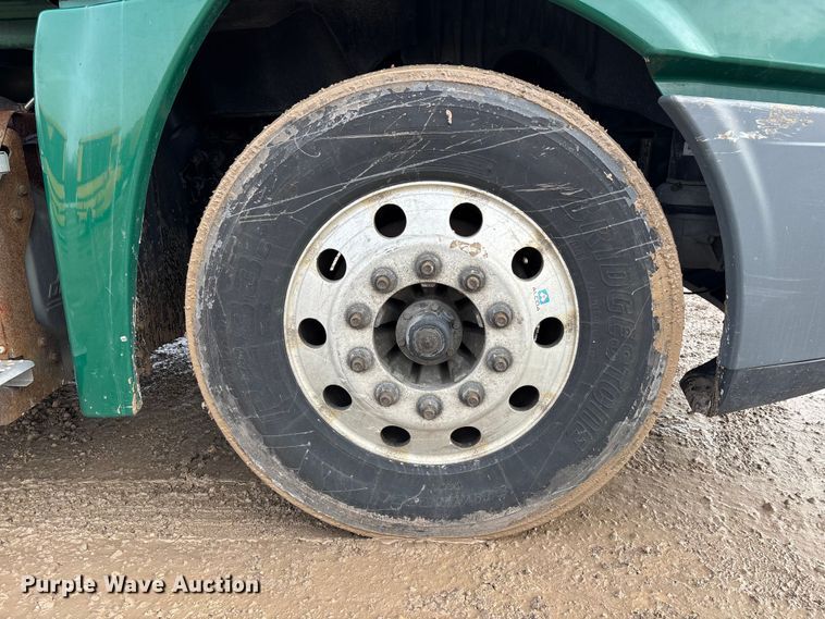 image for item YA2369 2017 Freightliner Cascadia 125 semi truck