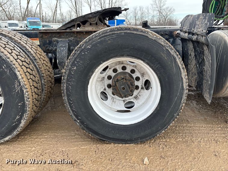 image for item YA2369 2017 Freightliner Cascadia 125 semi truck