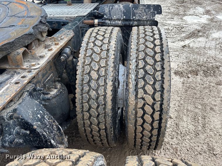 image for item YA2369 2017 Freightliner Cascadia 125 semi truck