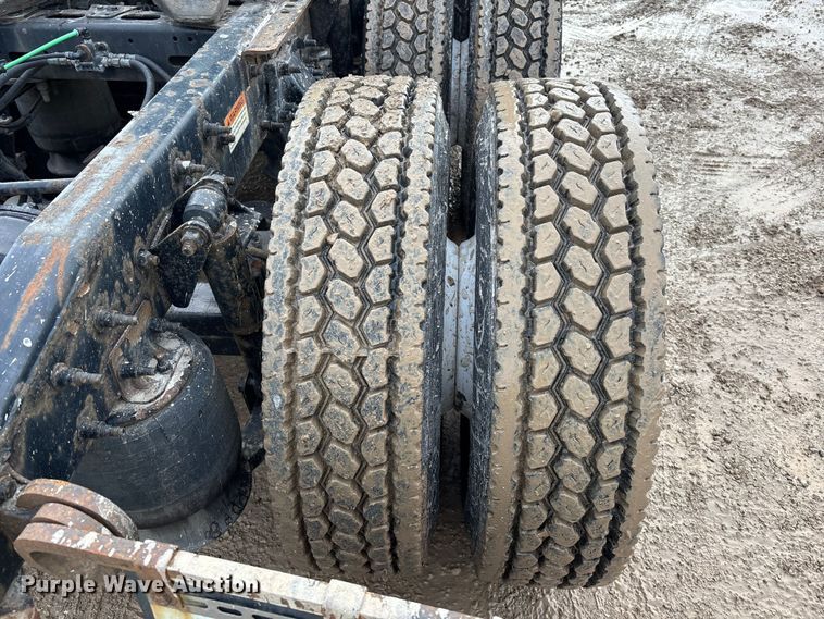 image for item YA2369 2017 Freightliner Cascadia 125 semi truck