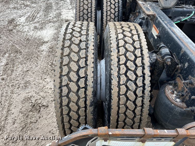 image for item YA2369 2017 Freightliner Cascadia 125 semi truck