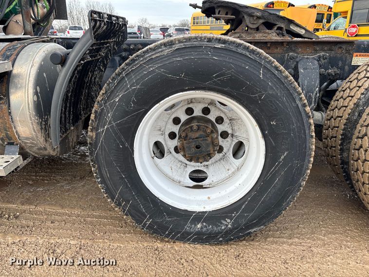 image for item YA2369 2017 Freightliner Cascadia 125 semi truck