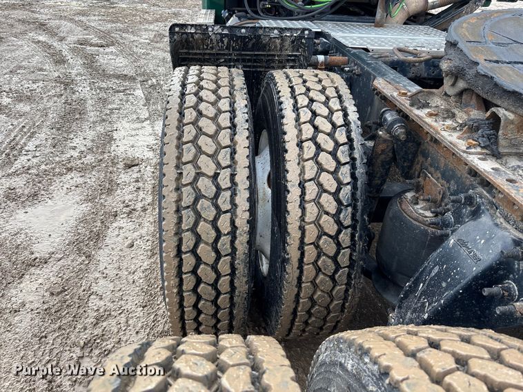 image for item YA2369 2017 Freightliner Cascadia 125 semi truck