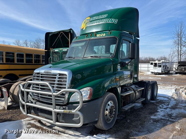 image for item YA2370 2017 Freightliner Cascadia 125 semi truck