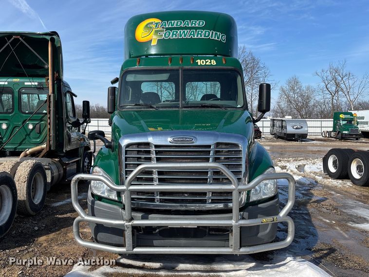 image for item YA2370 2017 Freightliner Cascadia 125 semi truck