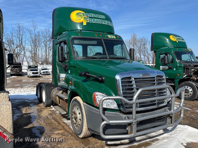 image for item YA2370 2017 Freightliner Cascadia 125 semi truck