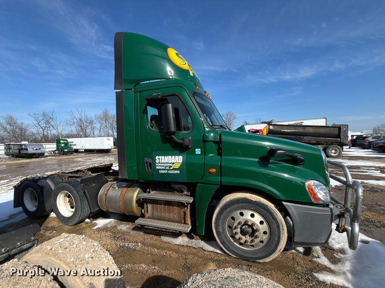 image for item YA2370 2017 Freightliner Cascadia 125 semi truck